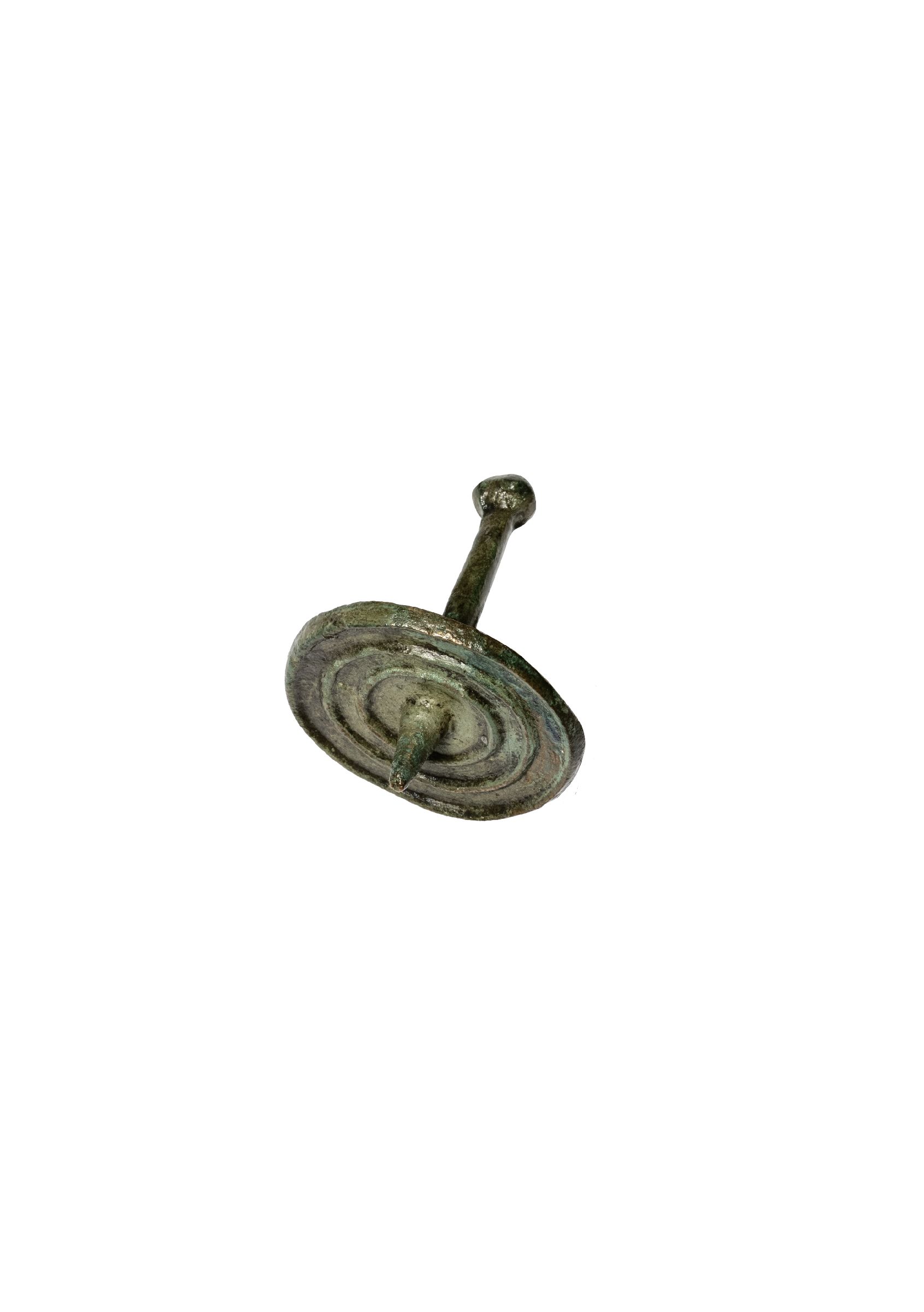 Fragment de ac ornamental, cu cap discoidal și peduncul prevăzut în capăt cu un nodul; ornamentat
