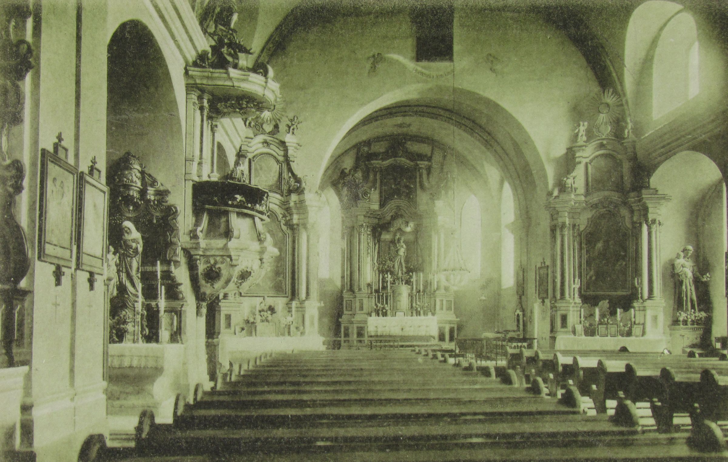 Biserica romano-catolică din Făgăraș – interior cu vedere spre altar