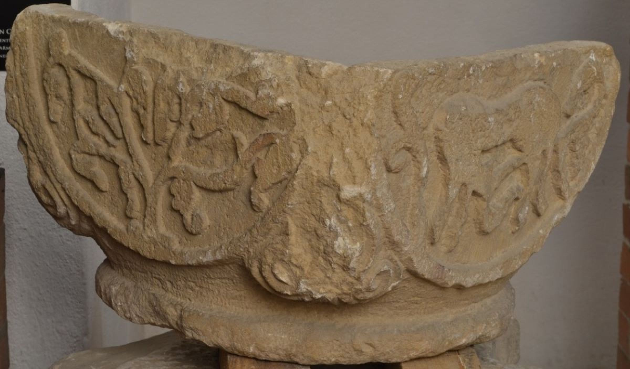 Baptisteriu confecționat dintr-un capitel romanic